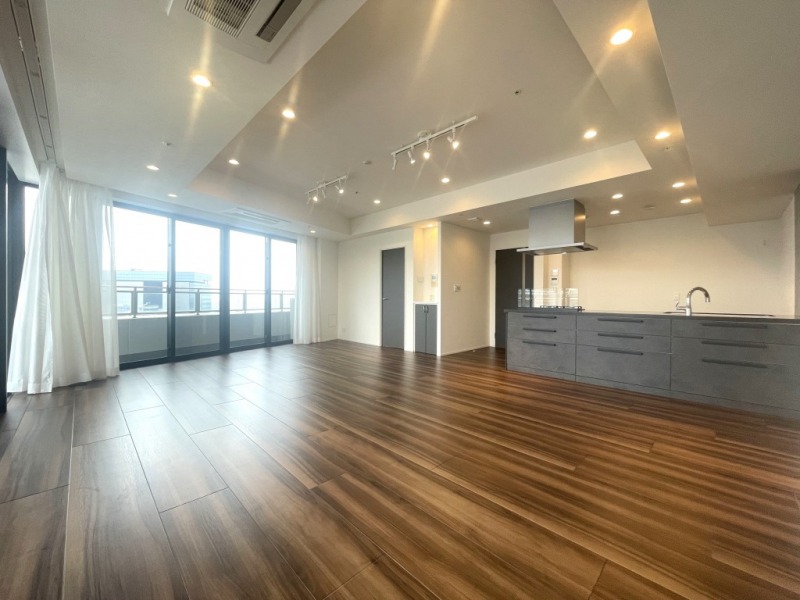 【LDK:約26.5帖】ホワイトを基調とした内装に、木目の美しいフローリングやシックな建具で、木のぬくもりを感じるナチュラルモダンな雰囲気のリビングダイニングとなっています。床暖房が敷設され、冬は身体の芯から温まり快適にお過ごし頂けます。