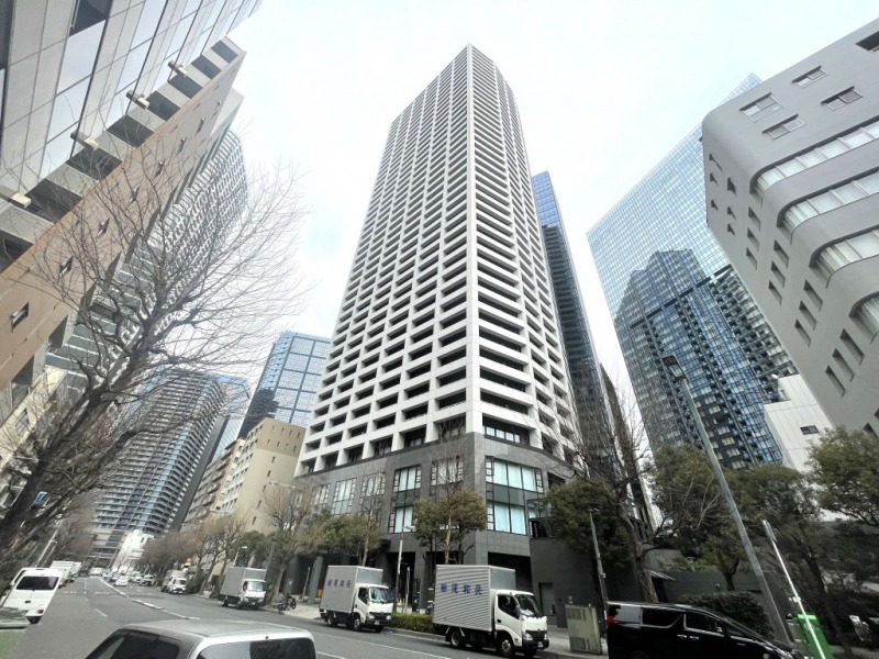 【外観】世界的に著名な建築家「黒川紀章」が設計デザインした端正なフォルムのモダンな外観です。滝の庭園などこだわりの空間が多数あります。2008年1月築、大林組施工、日本マンション管理の管理。地上44階建、総戸数612戸のアーバンタワーレジデンスです。「新宿中央公園」も近く、都心ながら四季折々の自然も感じられる住環境です。