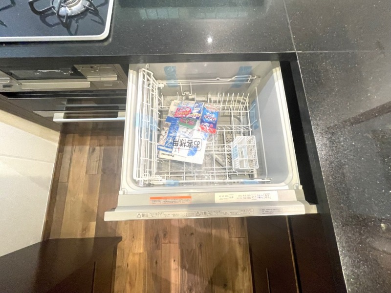 【キッチン食洗機】ビルトイン食器洗浄乾燥機が付いているので、調理スペースも広く取れて節水効果もあり、家事の負担軽減も期待できます。