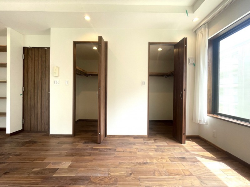 【洋室1:約10.0帖(WIC)】夫婦で使い分けのできる2つのウォークインクローゼットを備え、居室スペースも広くご利用頂けます。