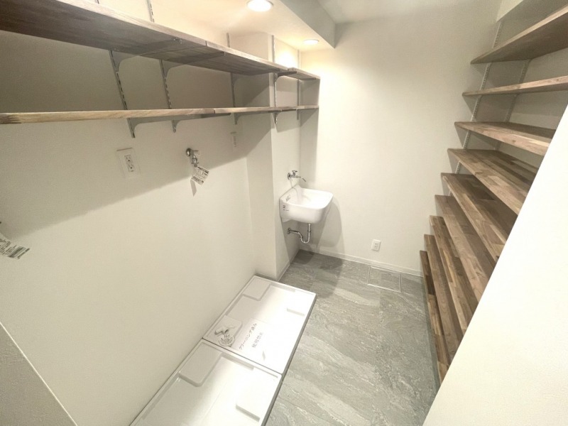 【ユーティリティー】防水パンと洗濯機専用水栓を2か所設置、可動式の収納棚も豊富に備え、タオルや日用品ストックがたっぷり収納できます。スロップシンクが備えてあり、掃除用具や園芸道具を洗ったり、洗濯前の予洗いにも利用でき便利です。