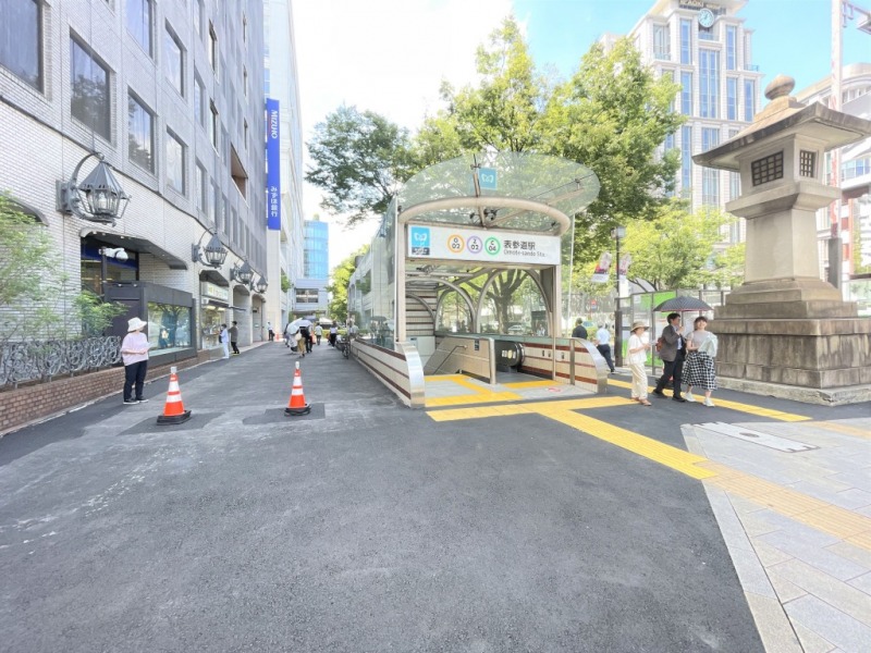 【表参道駅:徒歩11分】「表参道」駅を利用すると、ターミナル駅の「渋谷」駅へは約2分、「新宿」駅へは約6分、「池袋」駅へは約10分、「東京」駅へは約12分、「品川」駅へは約15分と都心へのアクセスが優秀です。 「表参道」駅周辺は常に賑わいがあり、ハイブランドショップをはじめとするアパレル関連のショップが集中し、東京を代表するファッションの街です。「表参道ヒルズ」などの商業施設があったり、おしゃれな飲食店も多く、ショッピングもグルメも愉しめる街です。そんな賑やかな街中には銭湯の「清水湯」や美術館が点在するエリア内の孟宗竹で囲われた庭園「根津美術館」など癒しスポットもあります。またスーパーの「紀伊国屋」、「ナチュラルハウス」、「AZUMA24」やドラッグストアの「マツモトキヨシ」やコンビニなどがあり、日常のお買い物もできます。
