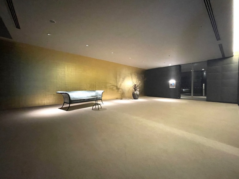 【常盤松ロビー】ゴールドのウォールが優雅さを出しつつも、和モダンでシックに纏まっている広々としたロビーです。
