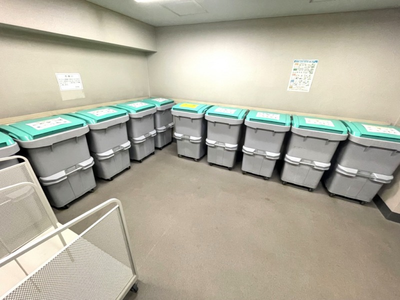 【ごみ置き場】室内にゴミ置き場があり、天候を気にせずにゴミを出すことができ、カラスや動物に荒らされることもありません。