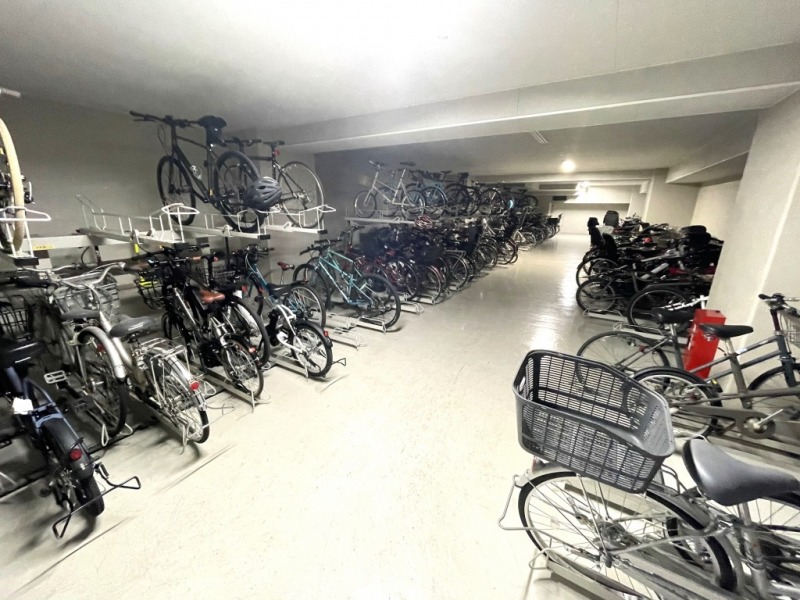 【駐輪場】敷地内にあるラック式屋内駐輪場は、天候による汚れや日焼けによる劣化などから自転車を守ります。