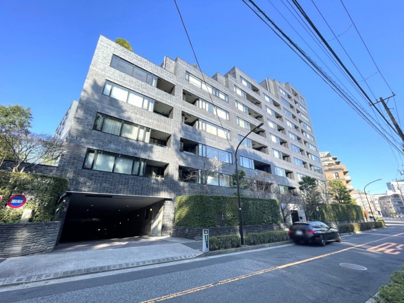 【外観】常盤松御用邸のグリーンを借景とした都心ながら緑にも恵まれた環境に佇む、シックモダンな外観です。2006年2月築、大林組施工、三菱地所・住友商事旧分譲の地上13階建、総戸数196戸のハイクラスレジデンスです。