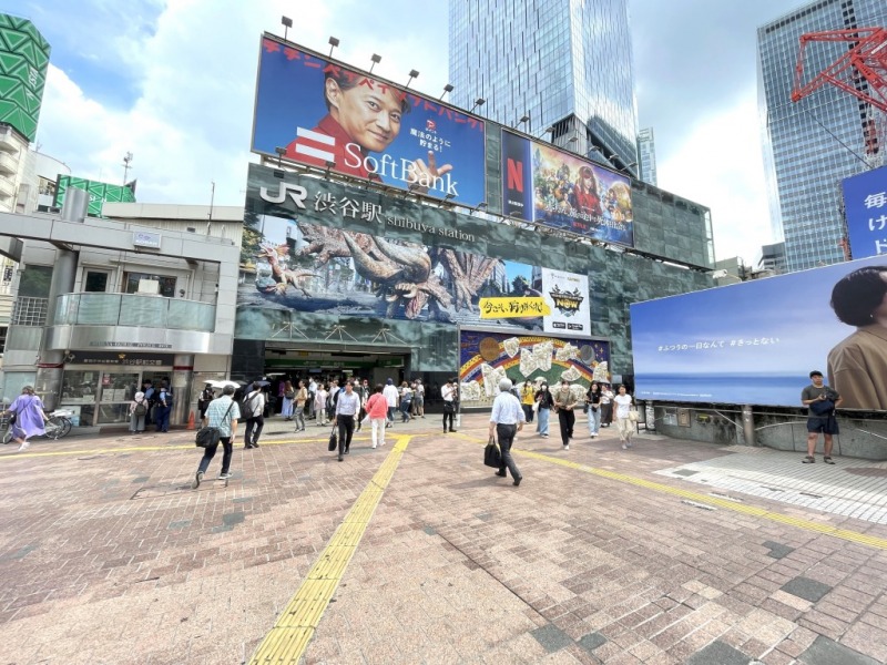 【渋谷駅:徒歩16分】全て乗り換えなしで、ターミナル駅「池袋」駅、「品川」駅へ約13分、「銀座」駅へ約15分、「東京」駅へ約20分で、「横浜」駅へも約25分で移動でき、利便性は抜群です。「渋谷」駅周辺は、今もなお大規模な再開発が進められています。「渋谷ヒカリエ」、「渋谷ストリーム」、「渋谷スクランブルスクエア」、「MIYASHITA PARK」など続々と新スポットができ、「渋谷サクラステージ」などの事業も進行中です。「若者の街」というイメージが渋谷にはありますが、「神山町」、「宇田川町」方面の「奥渋」は、おしゃれで落ち着いたカフェや雑貨店が多い人気エリアなどもあります。