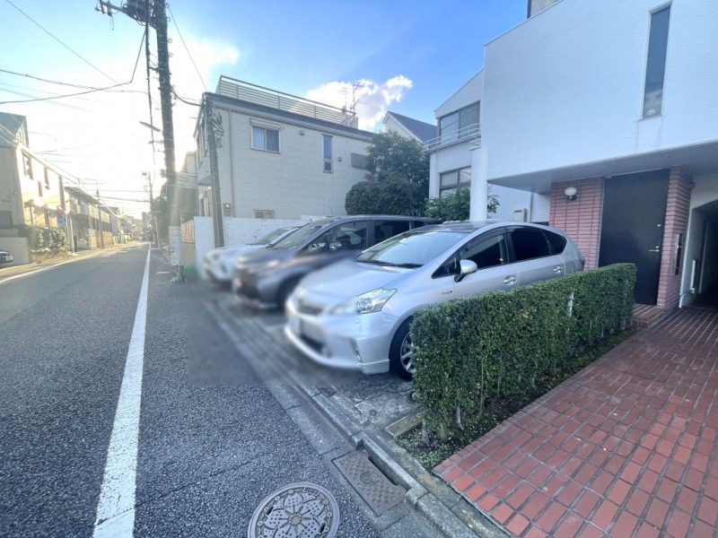 【駐車場】道路に面した、乗り降りや入出庫しやすい敷地内の平置き駐車場です。ハイルーフ車もゆとりを持って駐車する事ができます。
