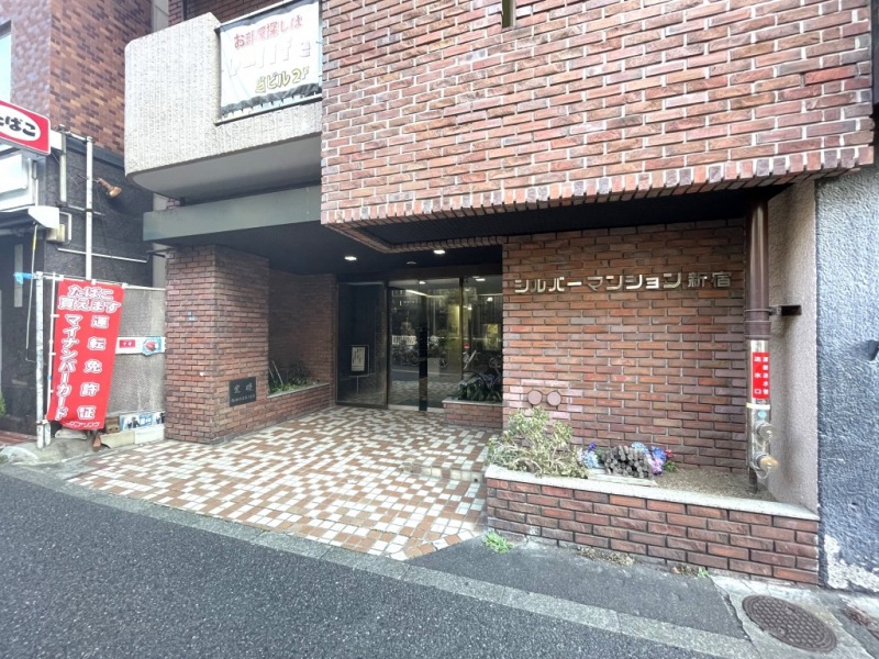 【エントランス】前面道路より奥まった所に位置する、プライバシー性の高いエントランスです。レンガ調のタイル張りにモザイクタイルが敷かれたエントランスです。エレベータを上がった12階エントランスホールにはトランクルームを備えています。