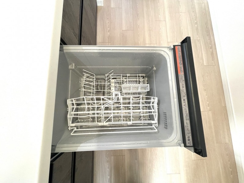 【キッチン：食洗機】クリナップのビルトインプルオープン食器洗い乾燥機が設置されています。加熱洗浄方式の伸びるノズル噴射で隅々まで洗います。食器量が少ないときに水や時間を節約できる「少量コース」を搭載しています。