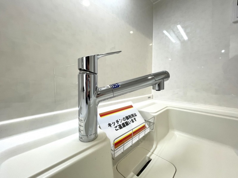 【キッチン：水栓】浄水器一体型のシングル水栓です。ストレートとシャワーやクリンスイの浄水が切り替え可能です。