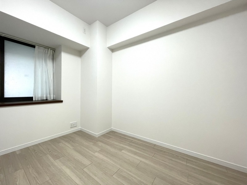 【洋室4：約4.6帖】北向きの窓のある洋室です。両隣が居室なので、保温性も高いお部屋です。出入口近くにクローゼットを備えています。