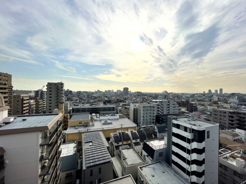 【住戸からの眺望】眼下は低層の建物が多く、遠くまで抜けていて、蒲田の街が一望でき、広い空も仰げ、空色の移り変わりも感じられる爽快な眺望です。