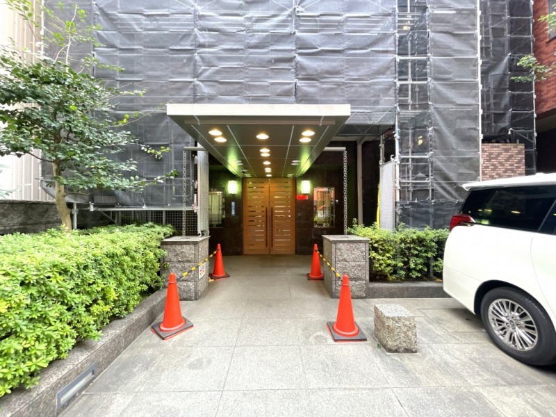 【エントランス】手入れの行き届いた植栽を両脇に、御影石貼りの高級感のあるエントランスです。エントランスにはオートロックを備え、セキュリティー面に配慮されており、不審者や不要なセールスを防ぎます。宅配ボックスもあり、不在時でも配達時間を気にすることなく、対面もせずいつでも荷物が受け取れます。