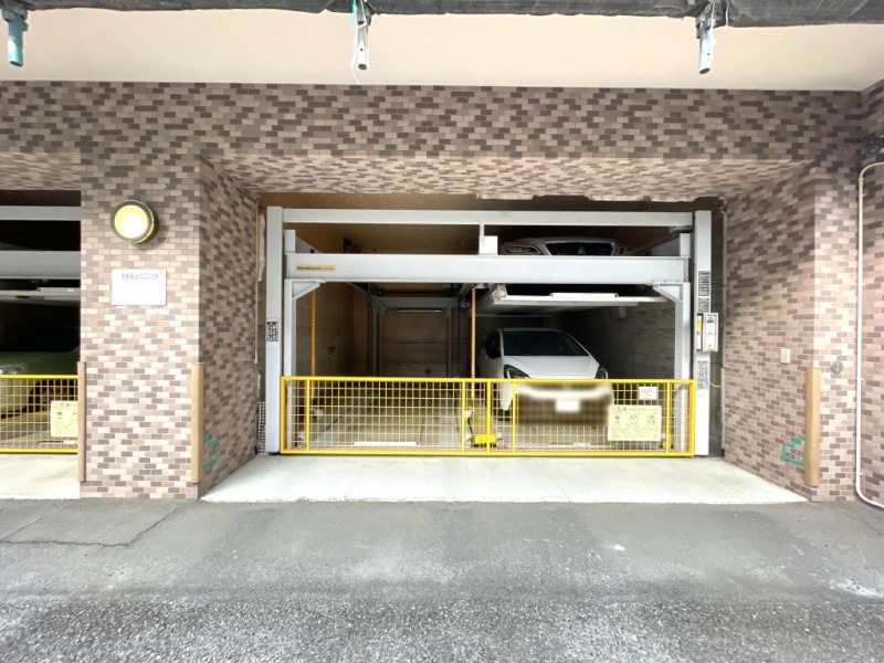 【駐車場】敷地内にあるゲート付きの防犯性も高いビルトインの機械式駐車場で、天候による汚れや日焼けなどから大切なお車を守ります。
