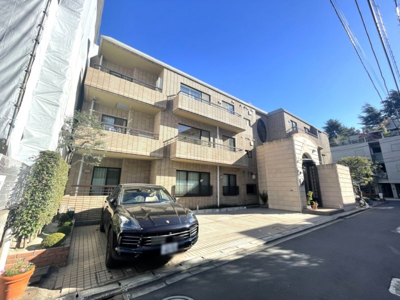 【外観】ライトブラウンの天然石タイル張りの上品で重厚感のある外観です。閑静な住宅街に位置する1986年9月築、三井住友建設施工、三井不動産旧分譲の地上3階建、総戸数6戸の低層レジデンスです。