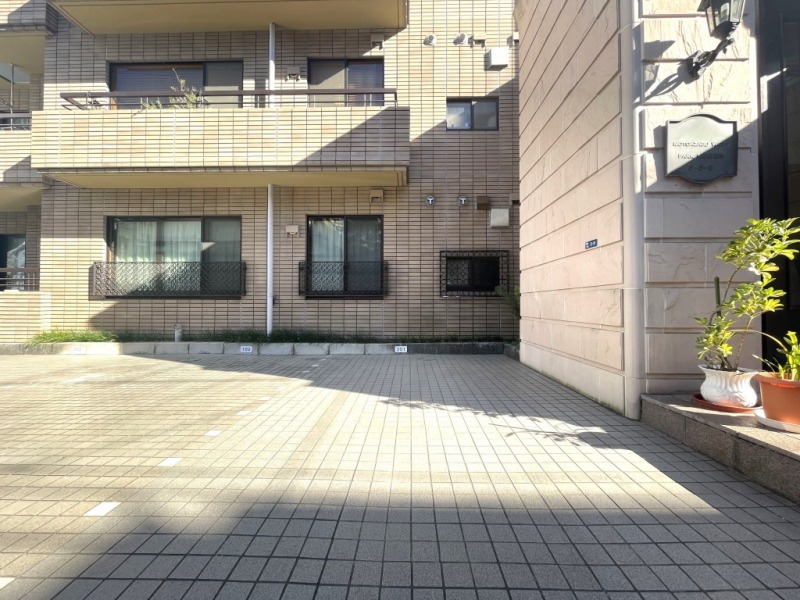 【駐車場】道路に面した、乗り降りや入出庫しやすい敷地内の平置き駐車場です。ハイルーフ車もゆとりを持って駐車する事ができます。1台専用使用権付きです。