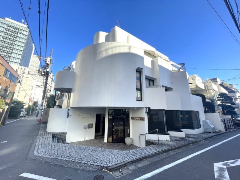 【外観】南青山の街並みに、ひと際印象的な動きのあるフォルムのホワイトを基調とした瀟洒なデザインの外観です。1983年3月築、地上4階建、総戸数6戸、低層のデザイナーズヴィンテージマンションです。