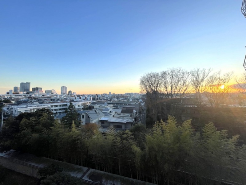 【住戸からの眺望】眼下は、グリーンに覆われ、遠くまで抜けた開放感のある眺望です。開けていて南西向きの採光を多く取り込みます。広い空も仰げ、過ぎゆくときをゆったり感じられます。