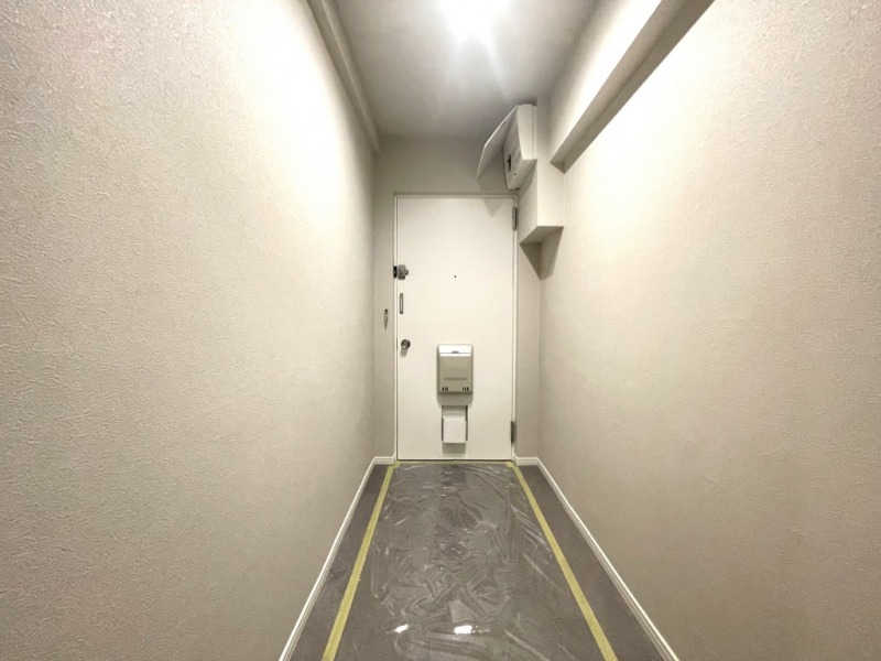 【玄関】縦に長い玄関は、落ち着いた色味でまとめられています。玄関を上がったすぐの廊下にシューズクローゼットを備えています。