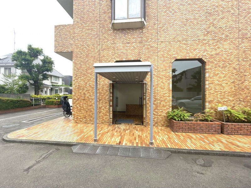 【エントランス】キャノピーを構えたエントランスです。