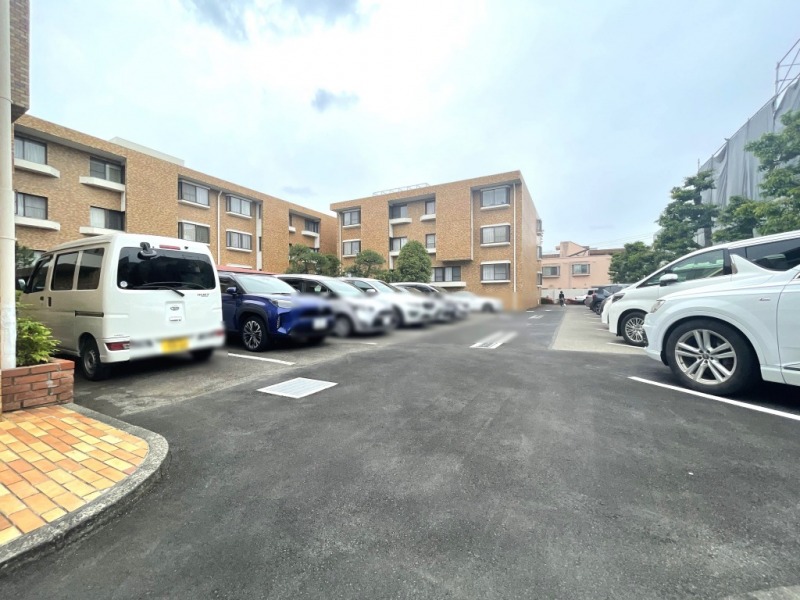 【駐車場】乗り降りや入出庫しやすい敷地内の平置き駐車場です。