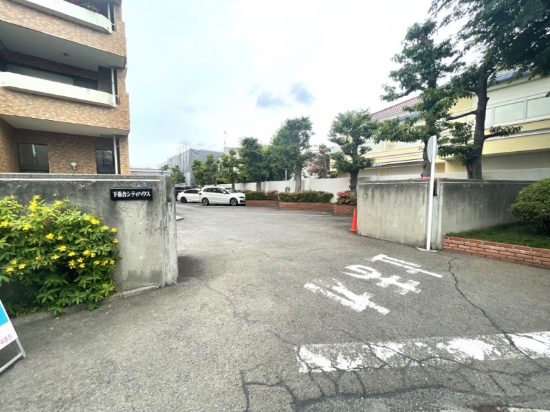 【エントランス】閑静な住宅街に佇む建物の東側にエントランスが位置します。