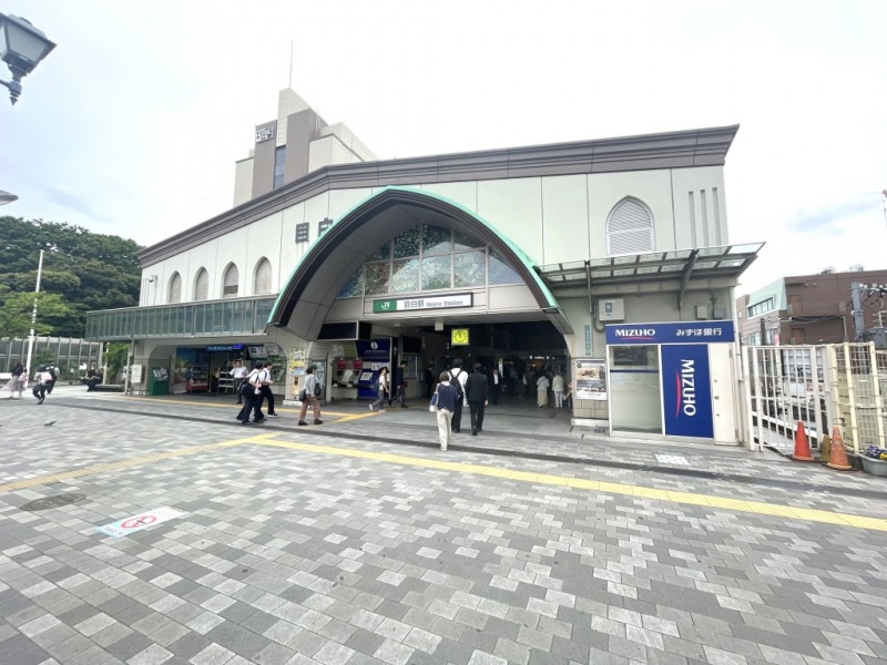 【目白駅:徒歩11分】「目白」駅は、山手線が利用できるので、ターミナル駅の「池袋」駅へは約3分、「新宿」駅へは約7分、「渋谷」駅へは約14分、「東京」駅や「品川」駅へも30分弱で移動でき利便性が抜群です。「目白」駅周辺は、「学習院大学」を始め、大学や専門学校が多いので治安が良く、落ち着いた街です。江戸時代から続く武家屋敷が建っていた地域で歴史があり、大通りを一本入ると静かで閑静な住宅街になっています。スーパーの「紀伊国屋アントレ」、商業施設の「トラッド目白」には「クイーンズ伊勢丹」、少し歩くと「まいばすけっと」があり、日常のお買い物ができます。また「目白庭園」や「学習院大学」があるので、自然も多く、緑が豊かなエリアでもあります。