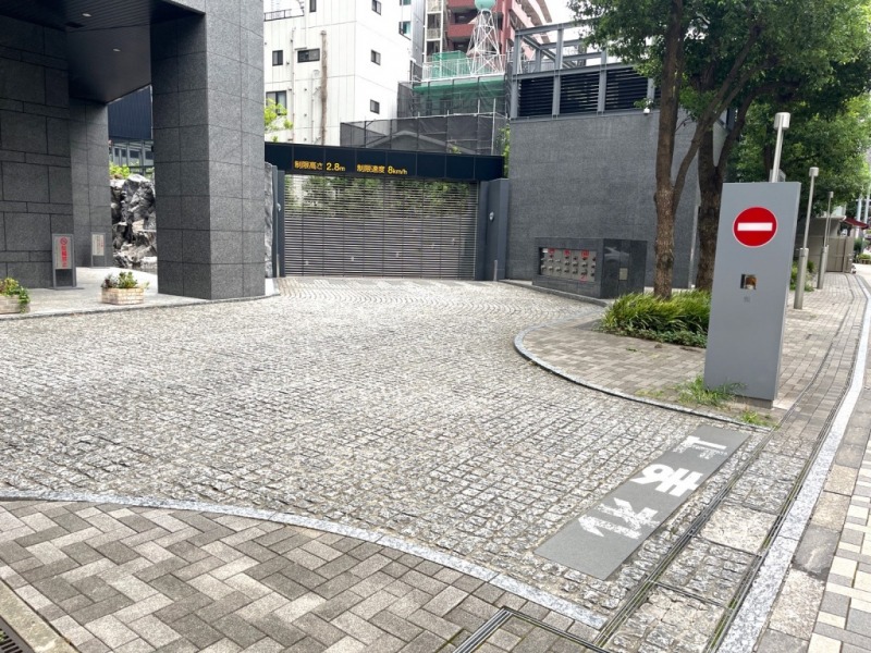 【駐車場】敷地内にあるゲート付きの防犯性が高い駐車場です。制限高2.8mもあり、高さのあるSUV車も駐車可能です。