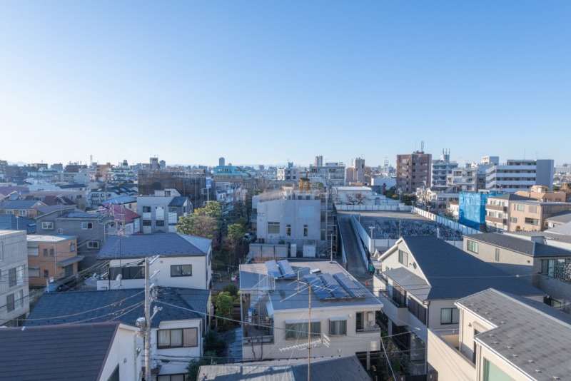 【住戸からの眺望】眼下は低層の建物が多く、抜け感もあり、広い空も仰げる開けた爽快な眺望です。