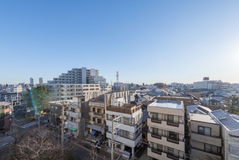 【住戸からの眺望】眼下は道路が通り、前面の建物までも距離が保たれています。眼下は桜並木で、春には華やかな雰囲気に包まれます。