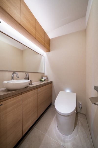 【トイレ】タンクレスでお手入れもしやすいすっきりとしたデザインの洗浄付きトイレで、室内は清潔感があり落ち着く上質な空間です。収納も豊富で、トイレットペーパーやタオルなどの収納ができます。空間を広く感じさせるワイドミラーや便利な専用手洗いスペースも設けられています。
