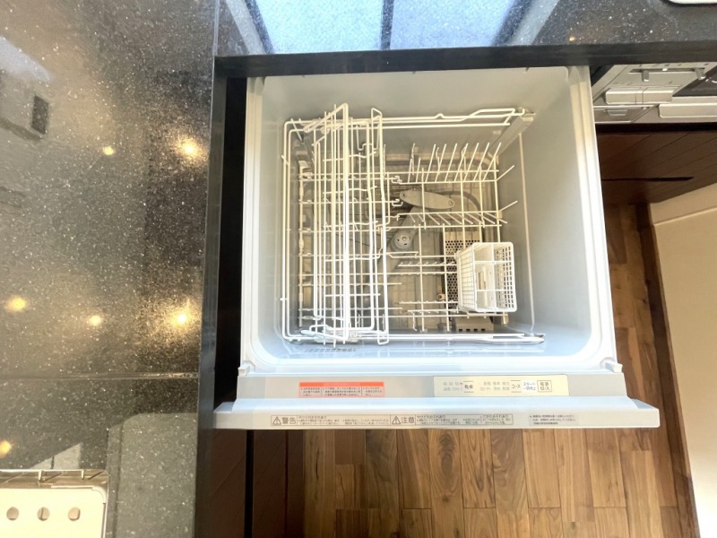 【キッチン：食洗機】ビルトイン食器洗浄乾燥機が付いているので、調理スペースも広く取れて節水効果もあり、家事の負担軽減も期待できます。上面部に操作ボタンが設置されているタイプなので、ラクな姿勢で操作ができます。