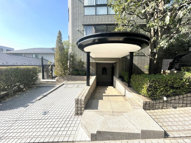 【エントランス】ブラックの半円のキャノピーがアクセントとなった、前面道路より奥まった所に位置する、プライバシー性の高いエントランスです。