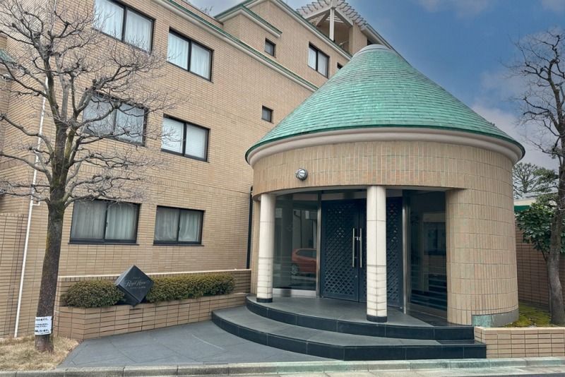 【エントランス】ブラウンタイル張りの円柱にグリーンの円錐屋根の重厚で可愛らしさも持つ印象的なエントランスです。エントランスにはオートロックを備え、セキュリティー面に配慮されており、不審者や不要なセールスを防ぎます。宅配ボックスもあり、不在時でも配達時間を気にすることなく、対面もせずいつでも荷物が受け取れます。