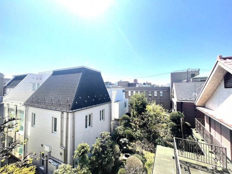 【住戸からの眺望】眼下にはグリーンが広がり、周辺の建物とも距離が保たれていて陽光も注ぎ、広い空も仰げます。