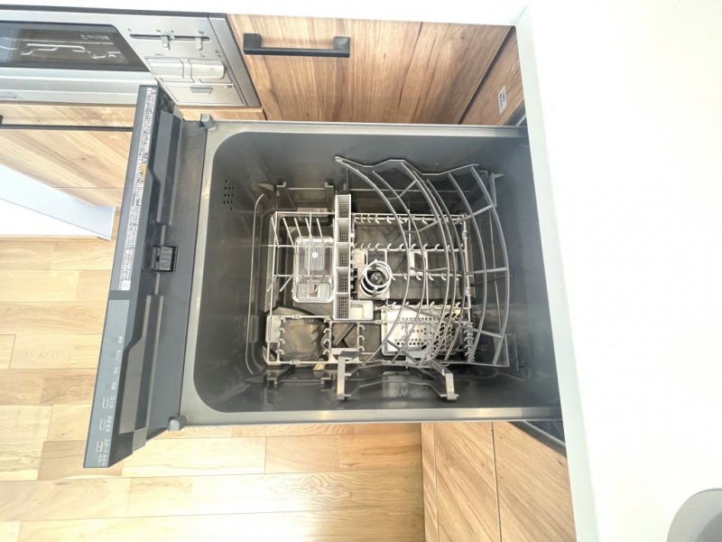 【キッチン：食洗機】ビルトイン食器洗浄乾燥機が付いているので、調理スペースも広く取れて節水効果もあり、家事の負担軽減も期待できます。上面部に操作ボタンが設置されているタイプなので、ラクな姿勢で操作ができます。