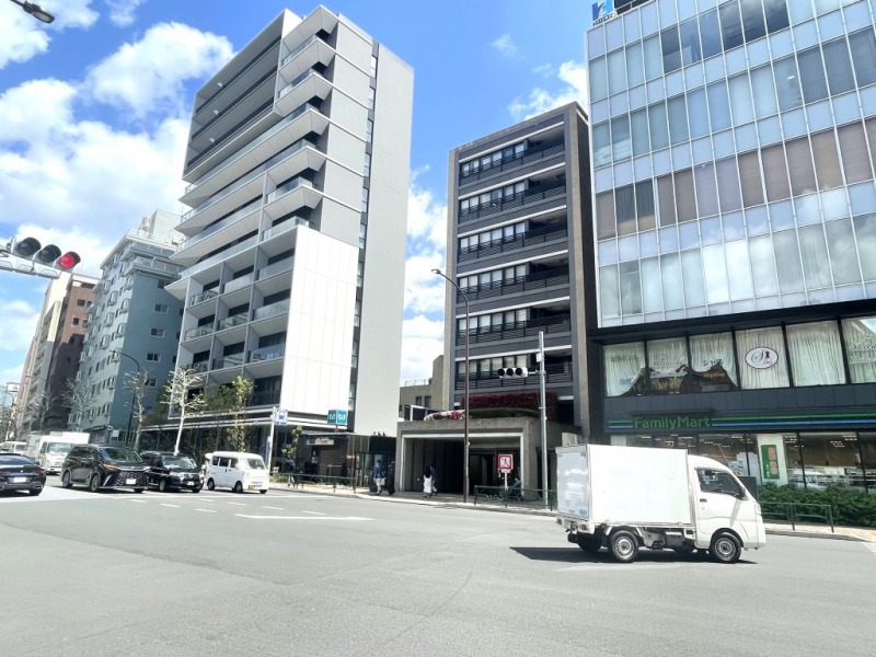 【外観】「広尾」駅の入口とコンビニがマンションに隣接する圧倒的な至便立地です。そして周辺には、「有栖川宮記念公園」や「聖心女子大学」のキャンパスが所在し緑豊かで、大使館が点在する高貴なエリアです。タイル張りのブラウンを基調とし、ダークな配色でデザインされた瀟洒な外観です。2006年2月築、鹿島建設施工、モリモト旧分譲の地下1階地上10階建、総戸数108戸のハイクラスレジデンスです。