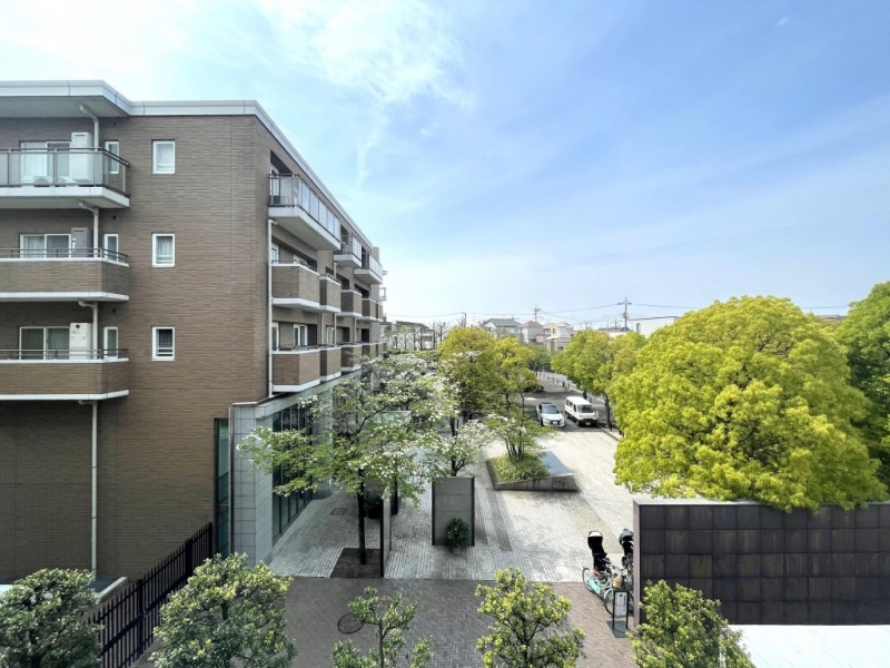 【住戸からの眺望】敷地内の植栽や広い空が仰げる眺望です。前面の建物までは距離が保たれ、開放感もあります。