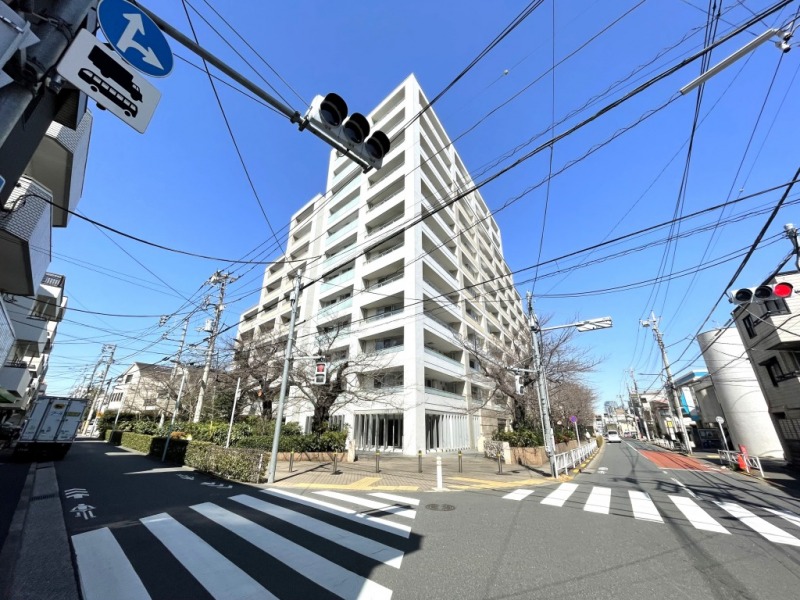 【外観】街並みにホワイトが際立つ外装のグリッドが美しい外観です。2005年10月築、戸田建設施工、三菱商事旧分譲の地上12階建、総戸数147戸のハイクラスレジデンスです。マンション前には、バス停があり、目黒駅、渋谷駅、洗足駅、三軒茶屋駅方面に行くことができ、至便です。