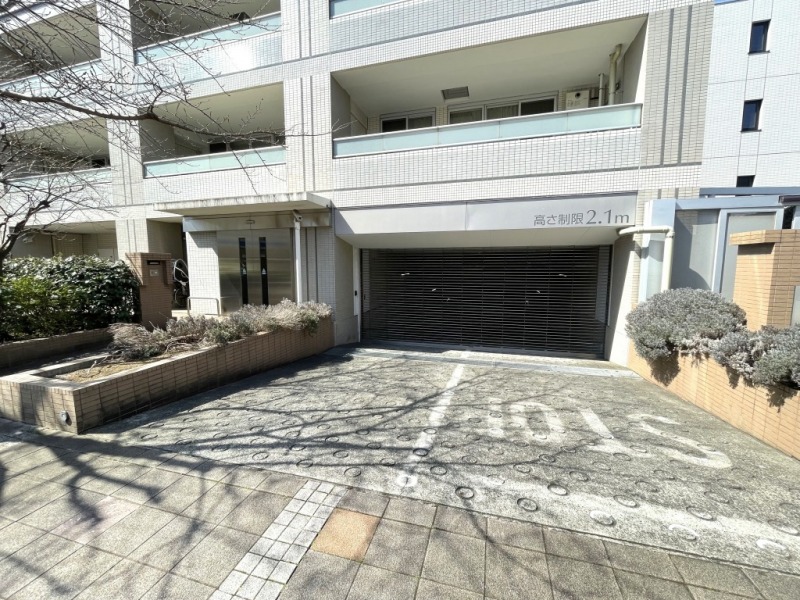 【駐車場】中央中通り沿いから出入りしやすい位置にある、セキュリティに配慮されたシャッター付きの駐車場入口です。