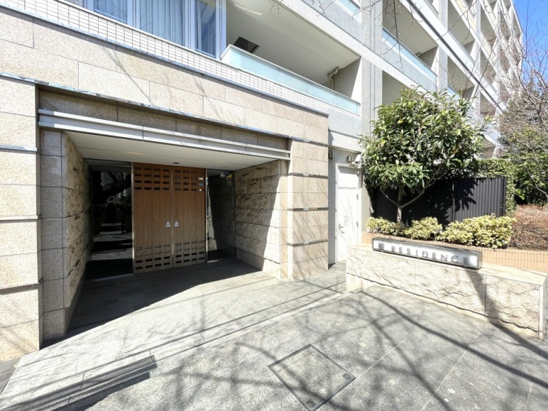 【エントランス】中央中通り沿いより、少し奥まった所に位置するプライバシー性の高い、重厚でモダンなエントランスです。