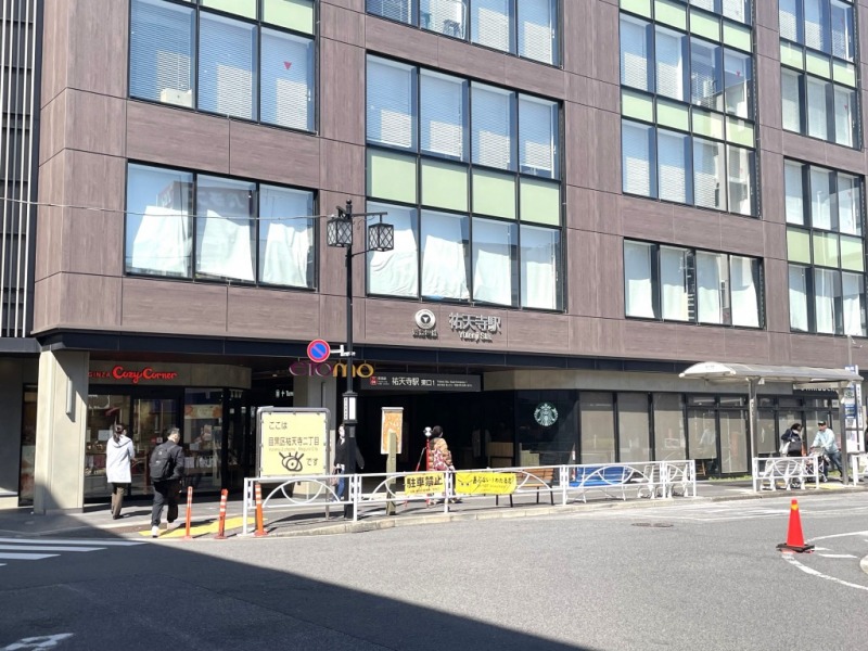 【祐天寺駅:徒歩8分】「祐天寺」駅を利用すると、乗り換えなしでターミナル駅の「渋谷」駅へは約8分、他「新宿」駅、「池袋」駅、「品川」駅へは約20~25分で移動でき、都心へのアクセスが優秀です。「祐天寺」駅前には、「エトモ」があり、施設内にはスーパーの「東急ストア」やドラッグストアの「トモズ」が入っていて、他「まいばすけっと」、少し歩くとスーパー「三和」、「オオゼキ」などがあり、日常のお買い物が可能です。また、鉄道ムードのカレー屋、昔ながらの洋食店、古着屋、古本屋などが並ぶ「祐天寺栄通り商店街」や寿司屋、精肉店、珈琲豆屋、中古レコード店が並ぶ「祐天寺昭和通り商交会」もあり、昔ながらの味のあるお店が多く、古き良き時代を感じられる商店街です。