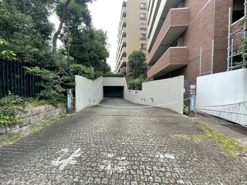 【駐車場】敷地内にあるゲート付き屋内駐車場はセキュリティーにも配慮され、天候による汚れや日焼けなどから大切なお車を守ります。