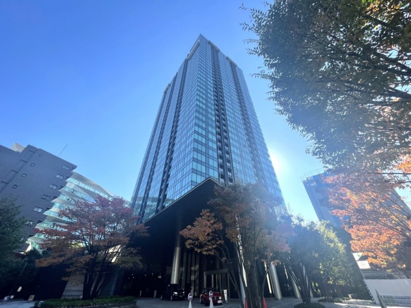 【外観】三田の街にガラスカーテンウォールが輝く、洗練されたクールなデザインのタワーマンションです。2009年6月築、地下2階地上38階建、総戸数は502戸のビックコミュニティです。清水建設・奥村建設局同企業施工、住友不動産販売旧分譲、住友不動産建物サービスが管理しています。エントランスにはホテルライクな車寄せもあり、濡れずに乗り降りできます。