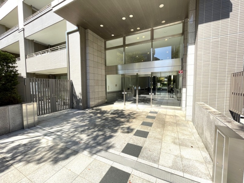 【エントランス】重厚感のあるキャノピーと二層吹き抜けの開放感のあるエントランスです。エントランスにはオートロックを備え、セキュリティー面に配慮されており、不審者や不要なセールスを防ぎます。宅配ボックスもあり、不在時でも配達時間を気にすることなく、対面もせず24時間いつでも荷物が受け取れます。