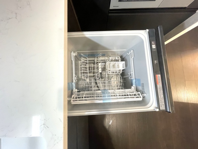 【キッチン:食洗機】Panasonic製のビルトイン食器洗浄乾燥機が付いているので、調理スペースも広く取れて節水効果もあり、家事の負担軽減も期待できます。上面部に操作ボタンが設置されているタイプなので、ラクな姿勢で操作ができます。