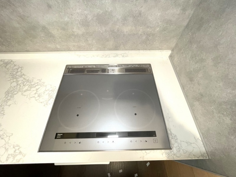 【キッチン:IHコンロ】Panasonic製のIHコンロを採用していて、お手入れ楽々水無し両面焼きグリル、設定温度をしっかりキープし、光る・温度センサーや揚げ物温度調節機能、微妙な火加減コントロールに優れた火力制御機能を兼ね備えています。自動調理やタイマー機能もついていて便利です。
