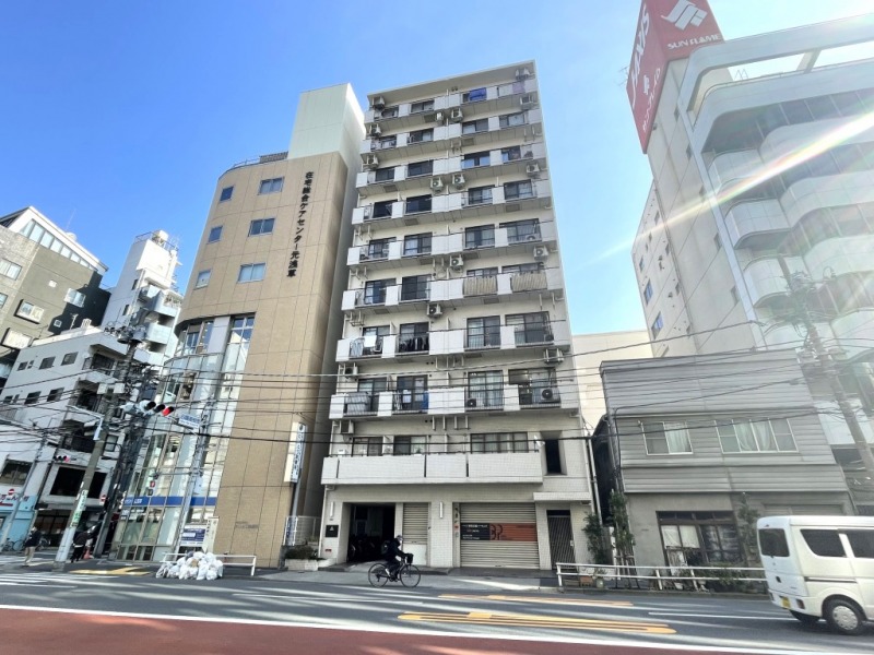 【外観】「新御徒町」駅より徒歩3分の清州橋通り沿いに位置する、ホワイトのタイル張りに、ブラウン格子のバルコニーのある外観です。1984年12月築、飛鳥建設施工、パシフィックアトラス旧分譲、野村不動産パートナーズ管理の地上10階建、総戸数40戸のヴィンテージマンションです。ターミナル駅の「上野」駅も徒歩10分の立地で、周辺にはスーパー、コンビニ、ドラッグストアも近く、商店街もあるので、お買い物も便利な立地です。