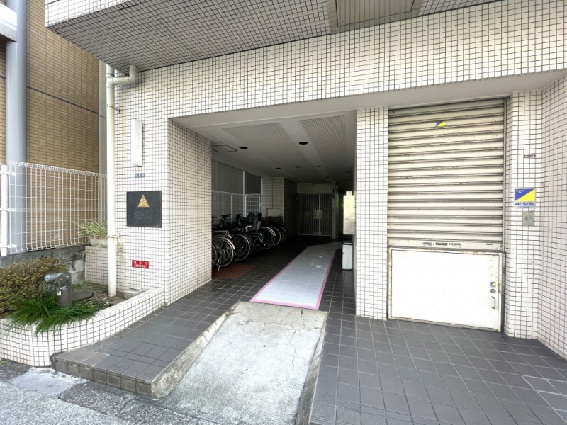 【エントランス】前面道路より奥まった所に位置する、プライバシー性の高いエントランスです。アプローチには、スロープが設けられており、ベビーカーや車いすの通行も安心です。
